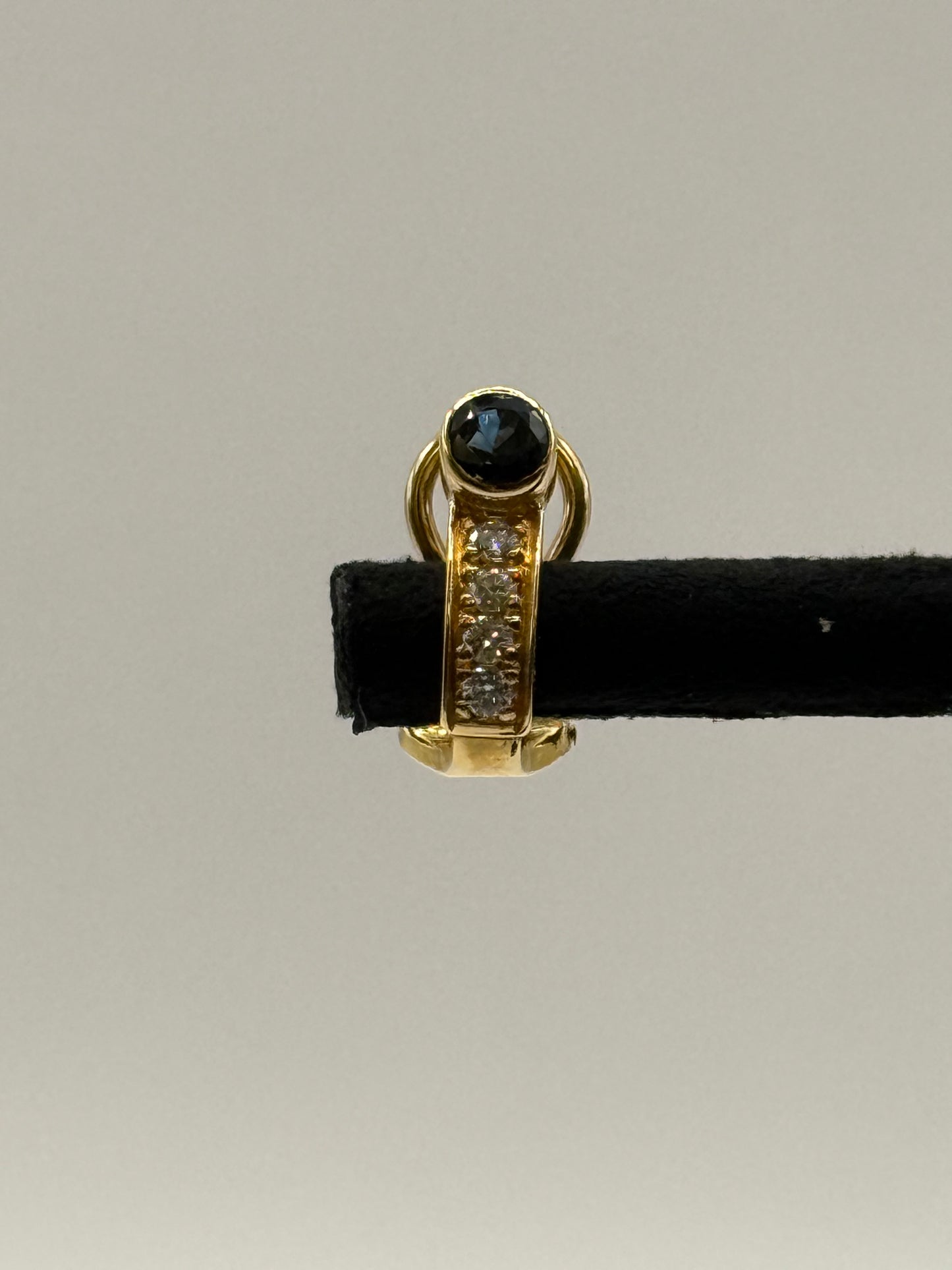 Boucles d’oreilles en or jaune serties de saphirs et de diamants