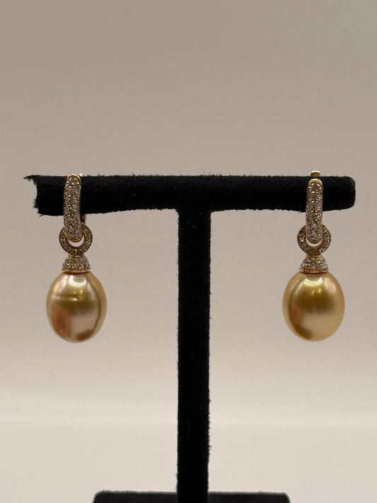 Boucles d’oreilles en or jaune serties de diamants et perles dorées