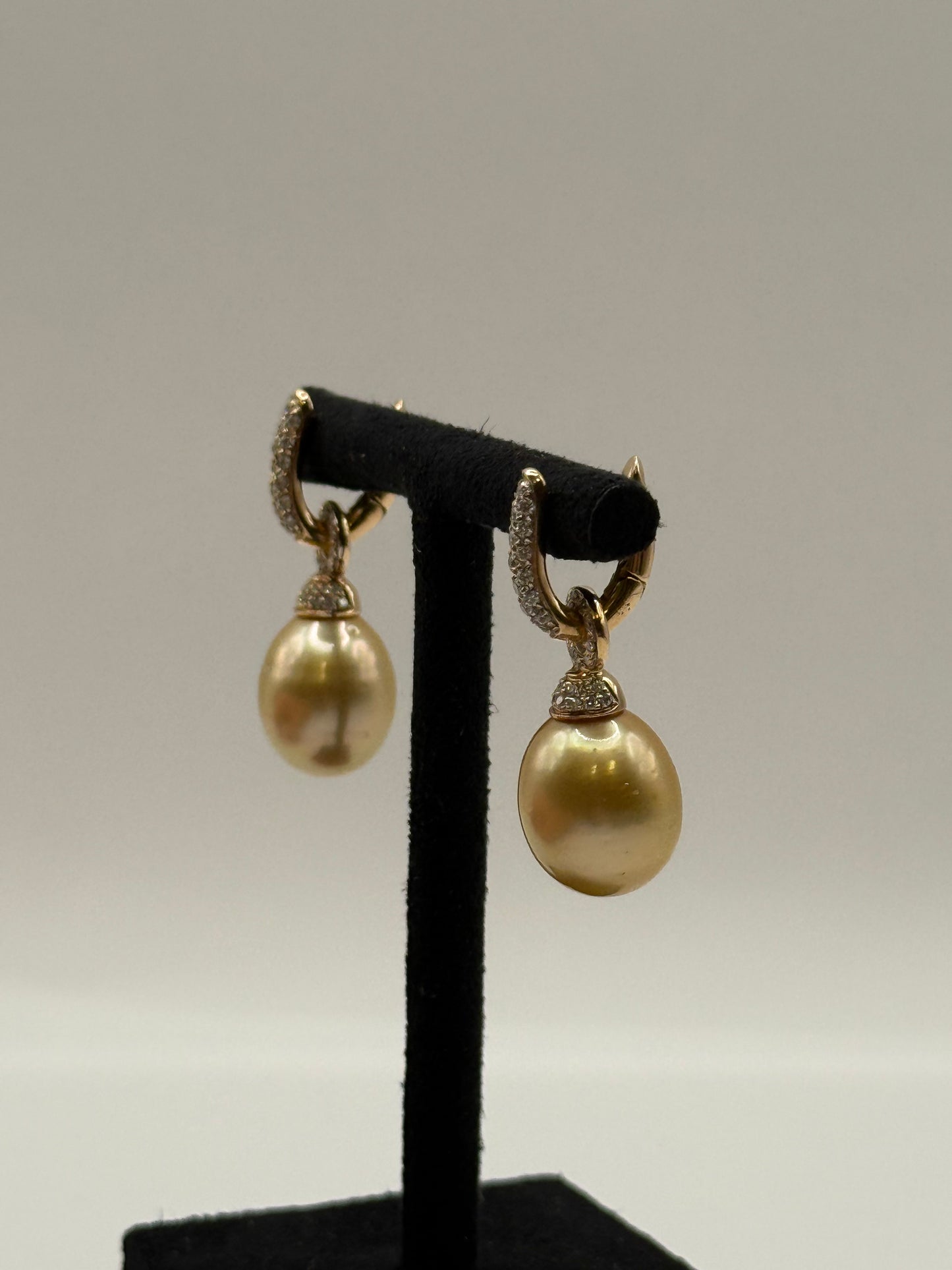 Boucles d’oreilles en or jaune serties de diamants et perles dorées