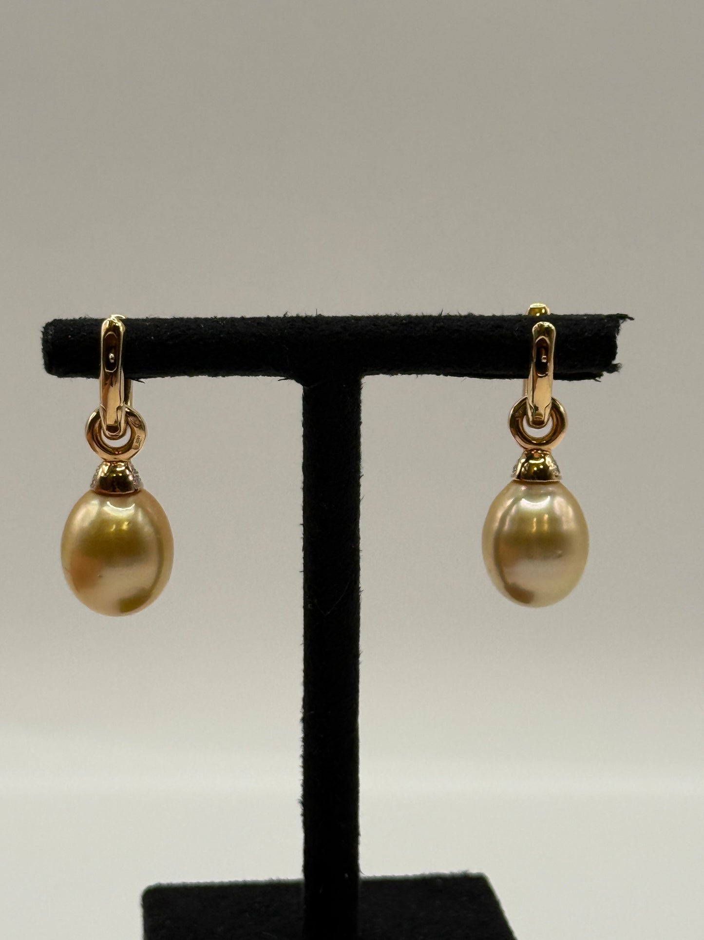 Boucles d’oreilles en or jaune serties de diamants et perles dorées