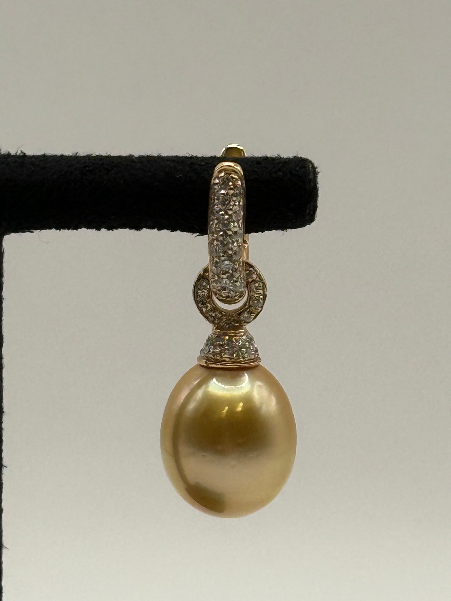 Boucles d’oreilles en or jaune serties de diamants et perles dorées