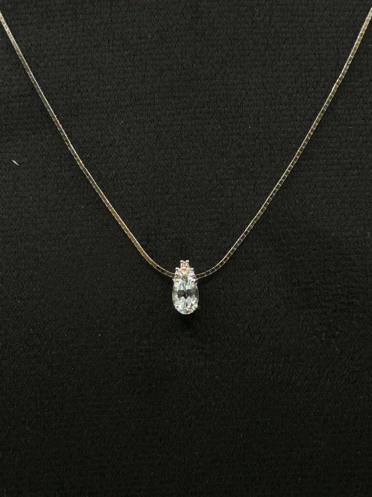 Collier en or blanc orné d’une aigue-marine taille poire