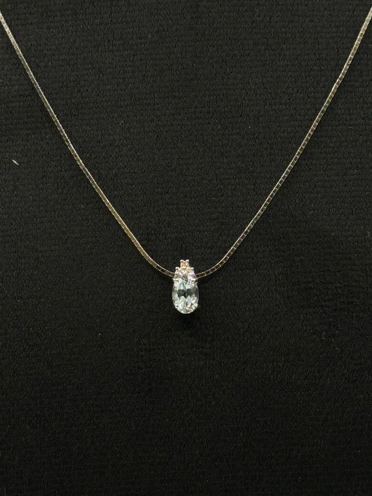 Collier en or blanc orné d’une aigue-marine taille poire