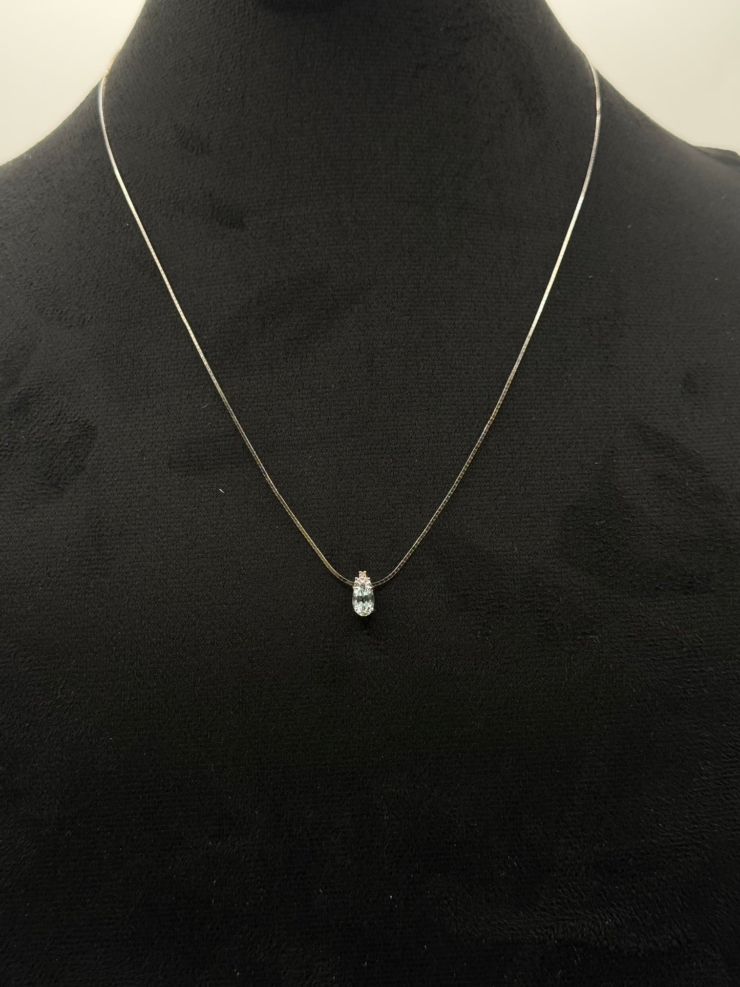 Collier en or blanc orné d’une aigue-marine taille poire