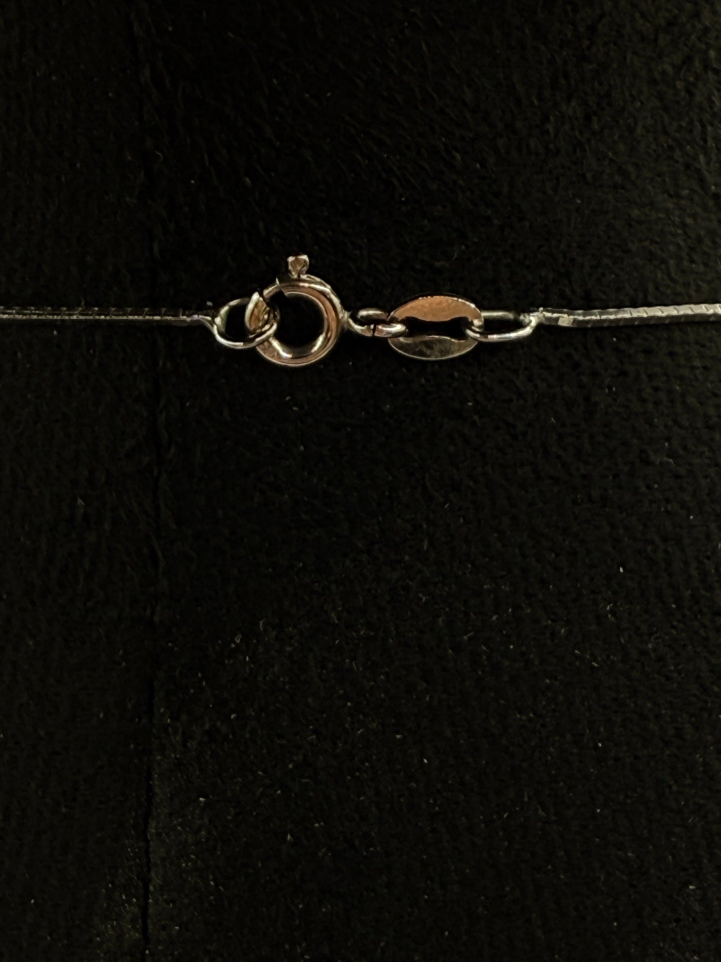 Collier en or blanc orné d’une aigue-marine taille poire