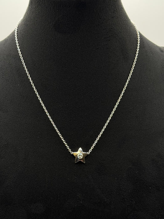 Collier en or blanc avec pendentif étoile serti d’un diamant