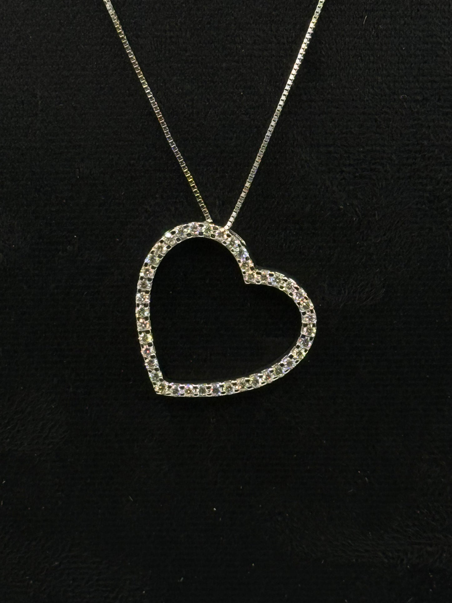 Collier en or blanc avec pendentif cœur serti de diamants