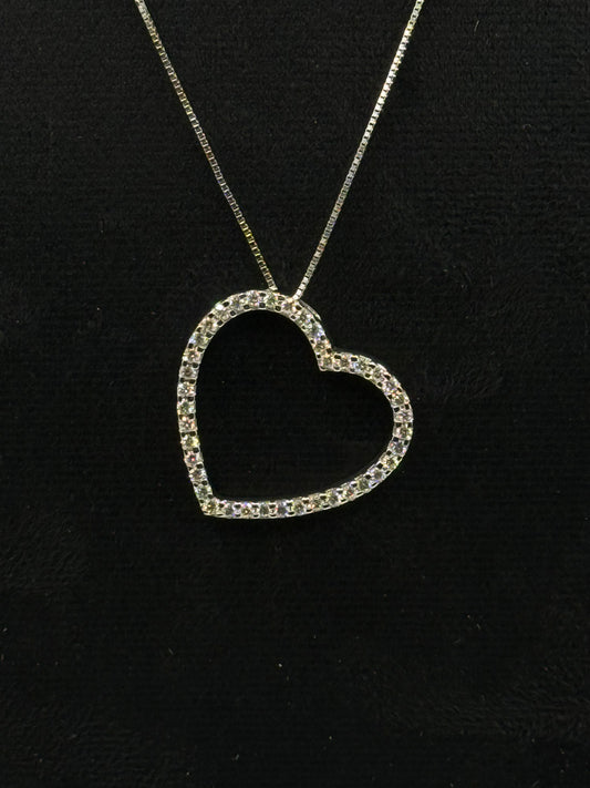 Collier en or blanc avec pendentif cœur serti de diamants