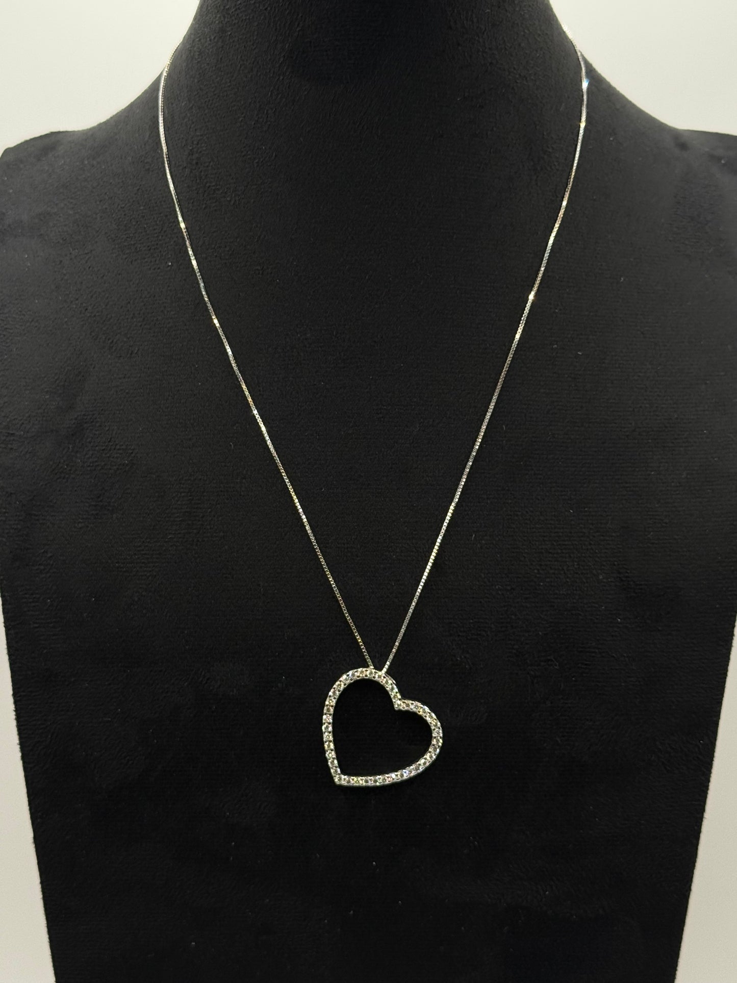 Collier en or blanc avec pendentif cœur serti de diamants