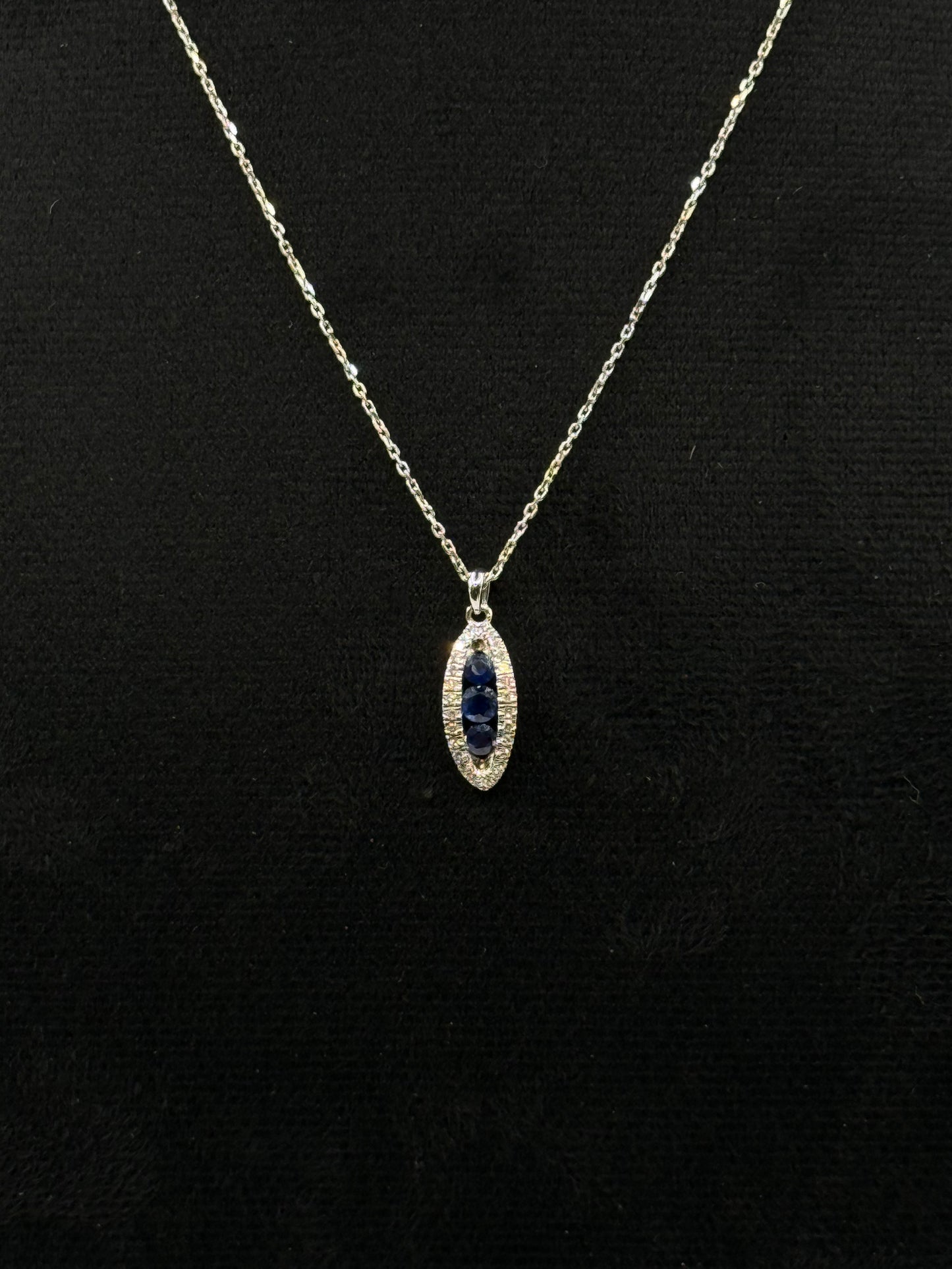 Collier en or blanc serti de saphirs et de diamants