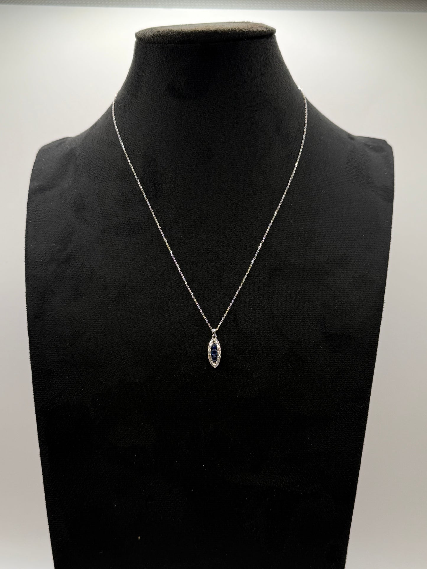 Collier en or blanc serti de saphirs et de diamants