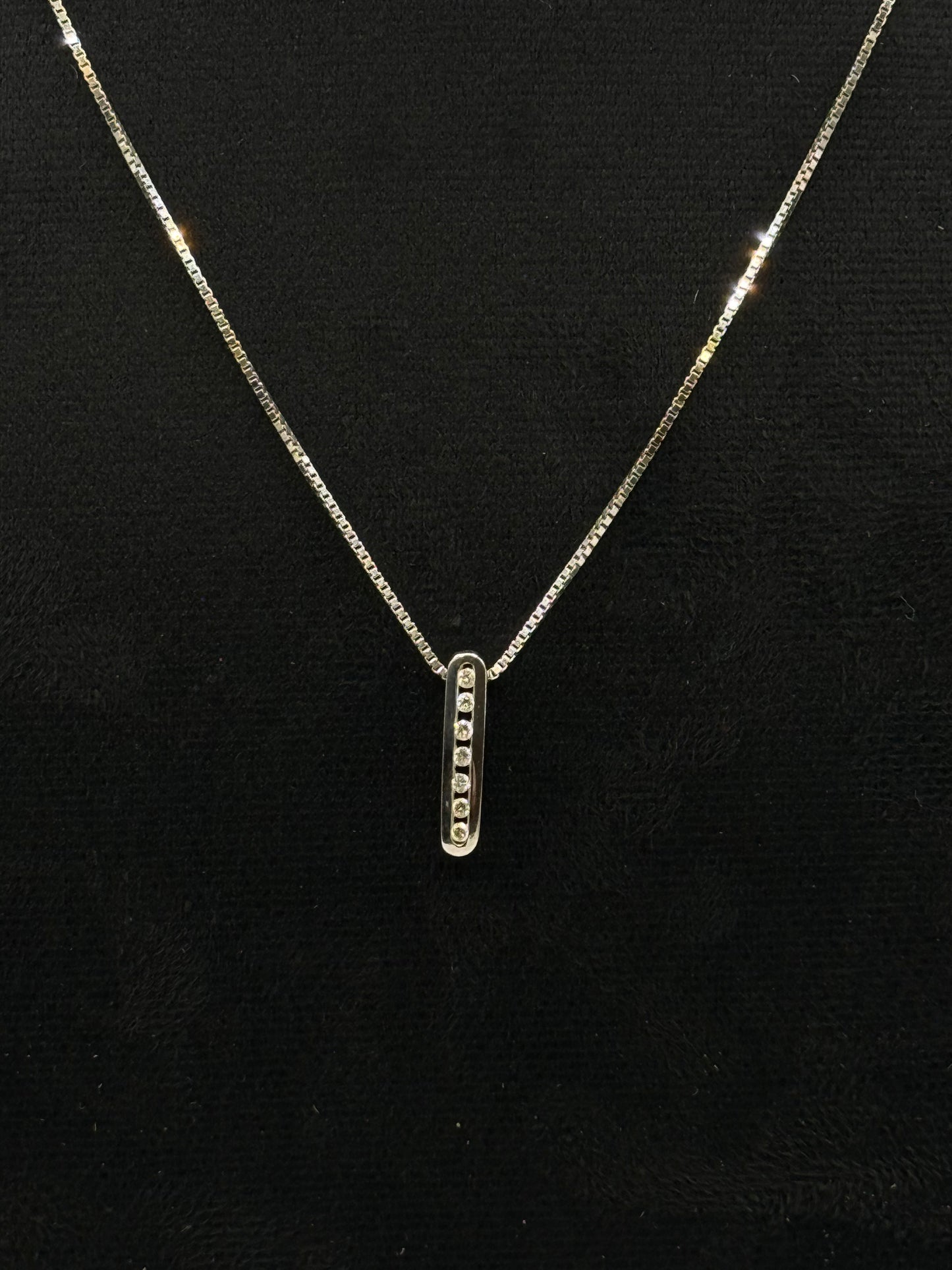 Collier en or blanc avec pendentif rectangulaire serti de diamants