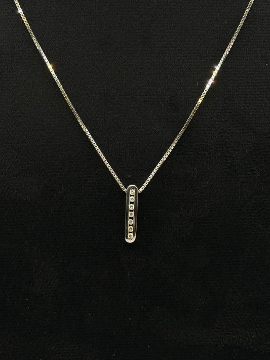 Collier en or blanc avec pendentif rectangulaire serti de diamants