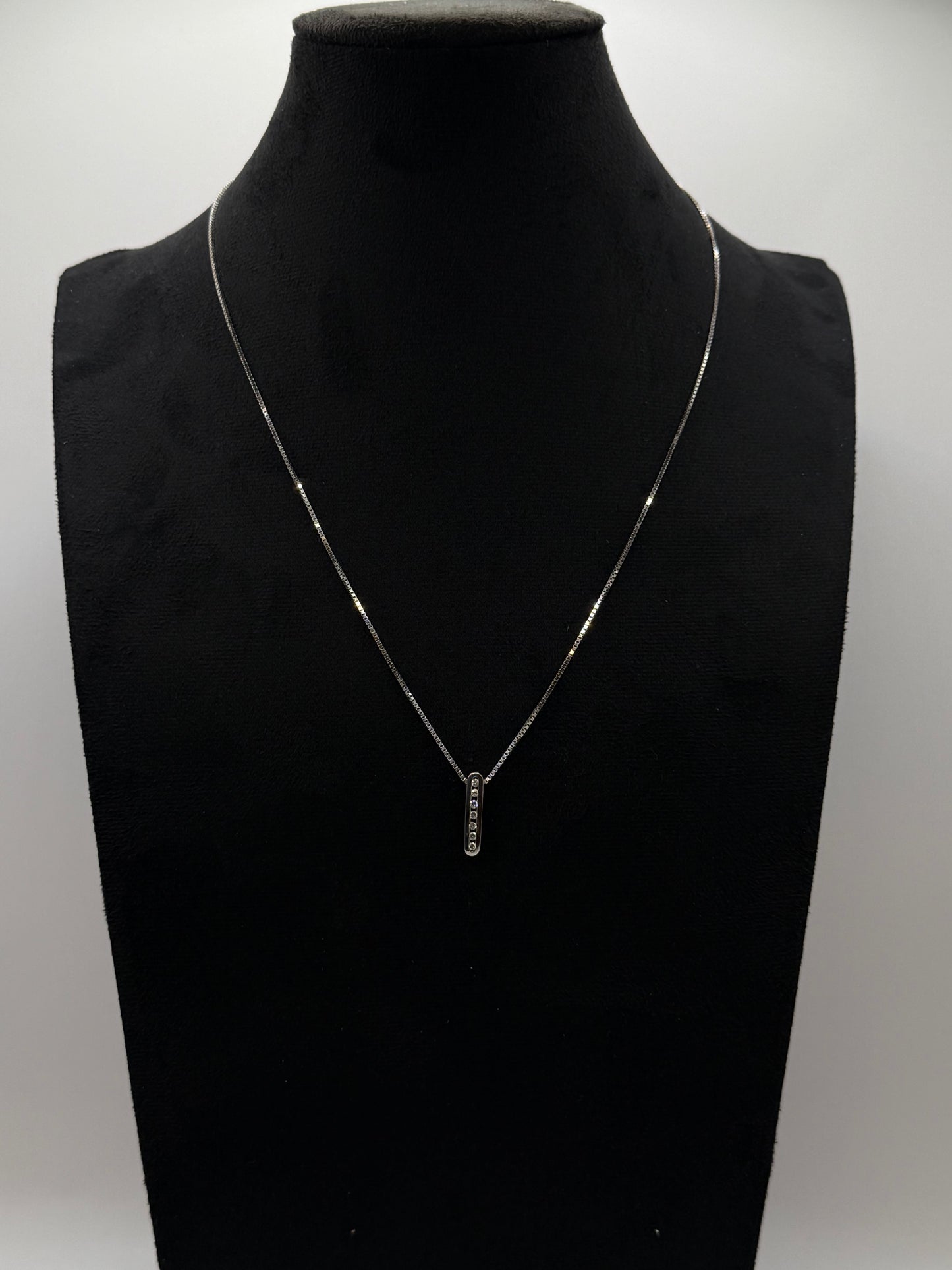 Collier en or blanc avec pendentif rectangulaire serti de diamants