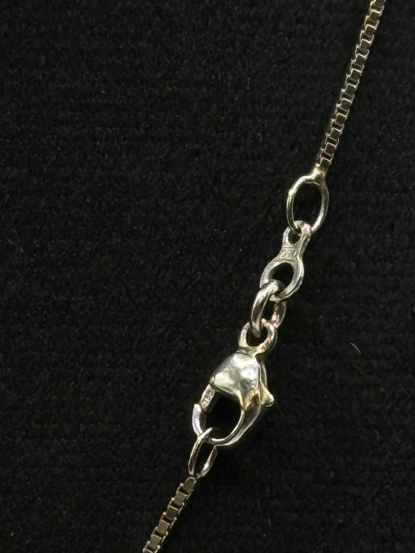 Collier en or blanc avec pendentif rectangulaire serti de diamants