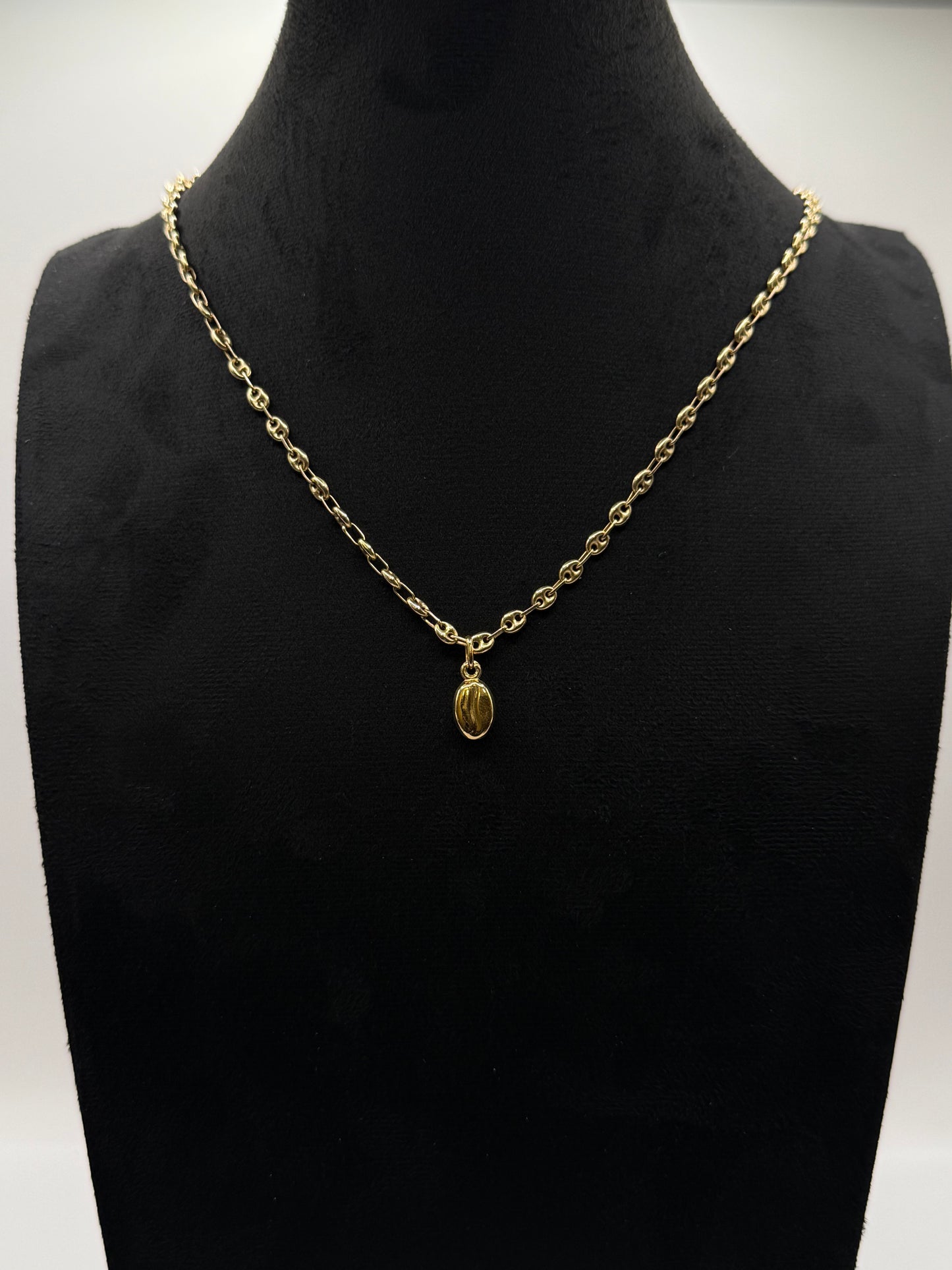 Collier en or jaune avec pendentif graine de café