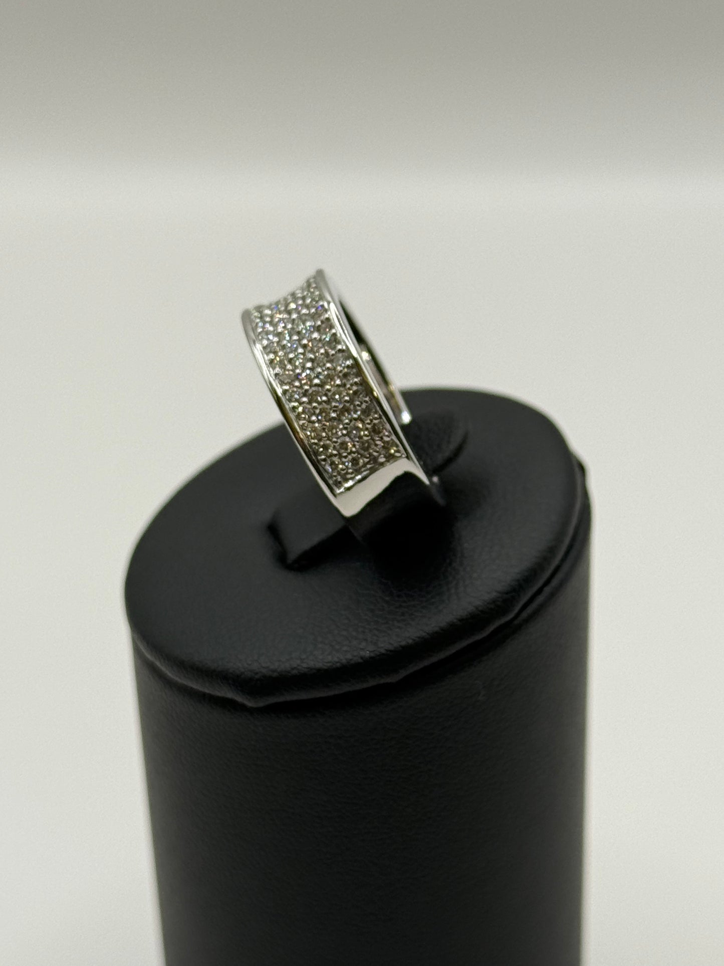 Bague pavée en or blanc 750 avec 80 diamants – 1.00 ct - certifié