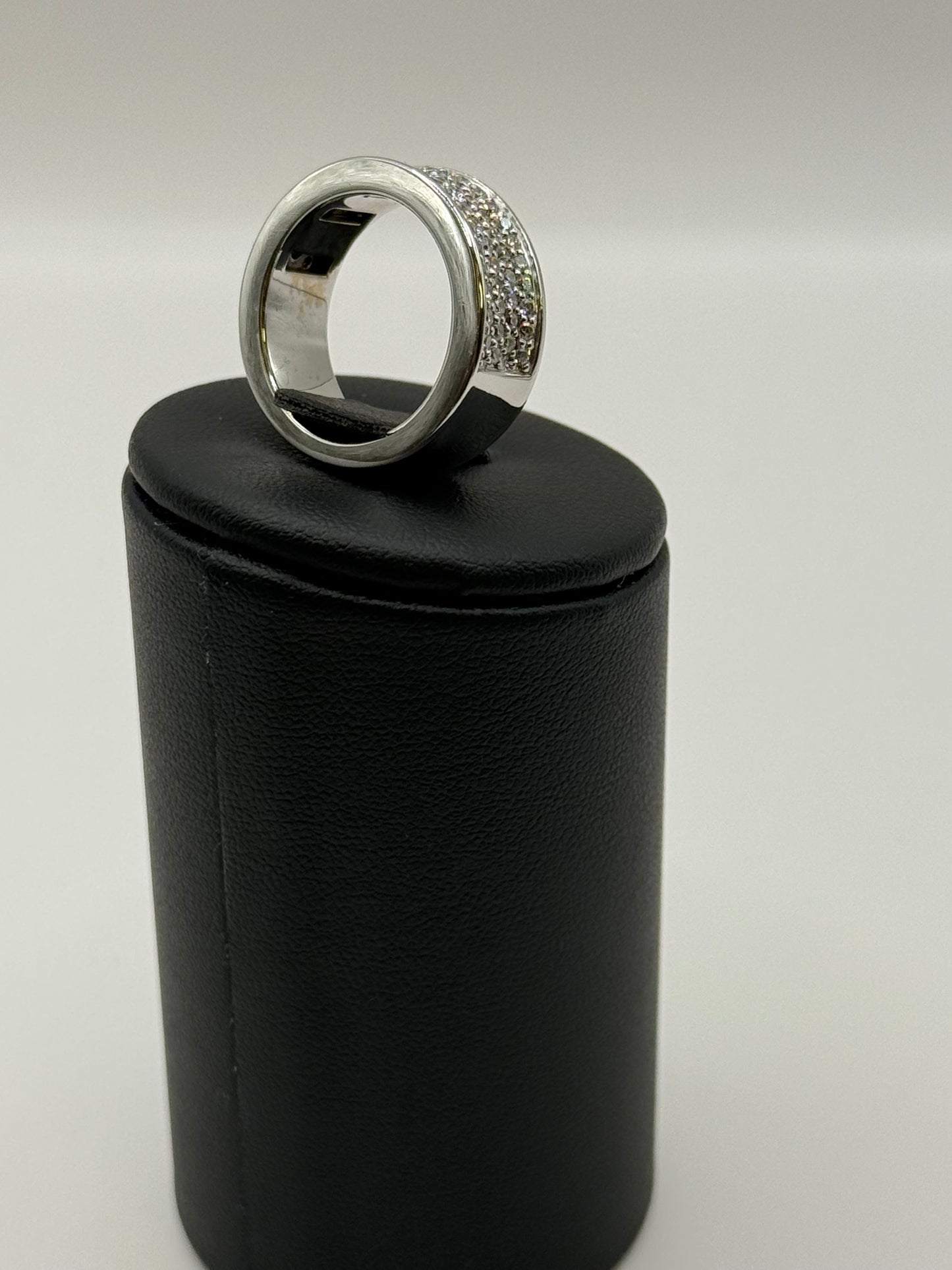 Bague pavée en or blanc 750 avec 80 diamants – 1.00 ct - certifié