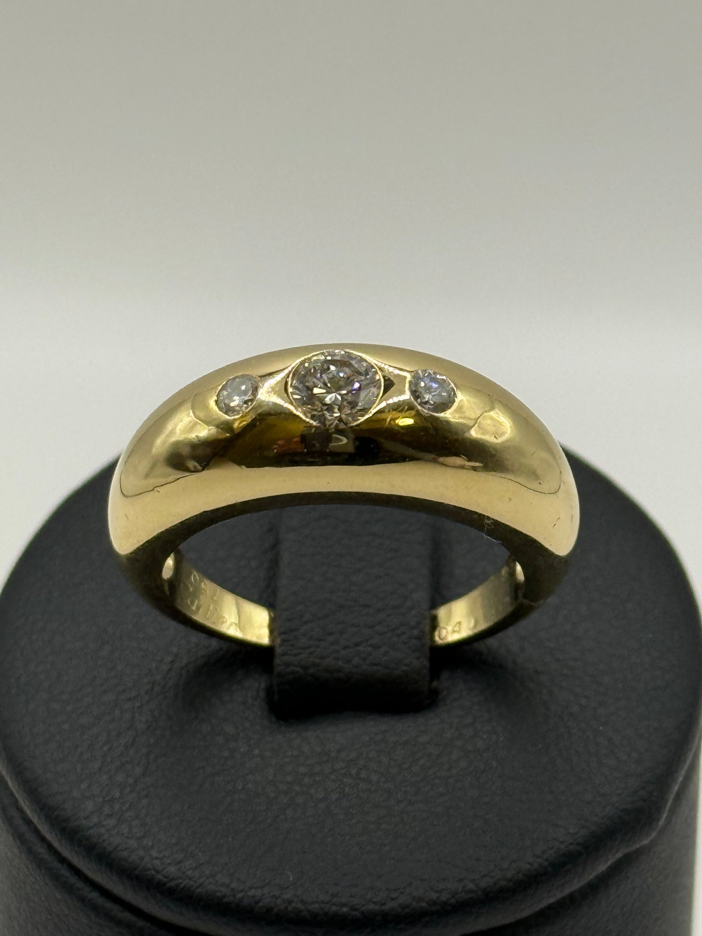 Bague Cartier – Jonc en or jaune et trois diamants