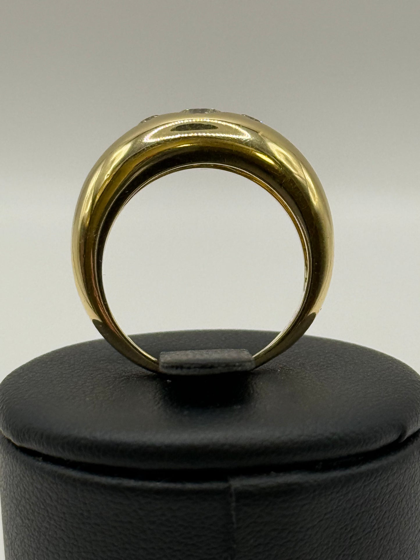 Bague Cartier – Jonc en or jaune et trois diamants