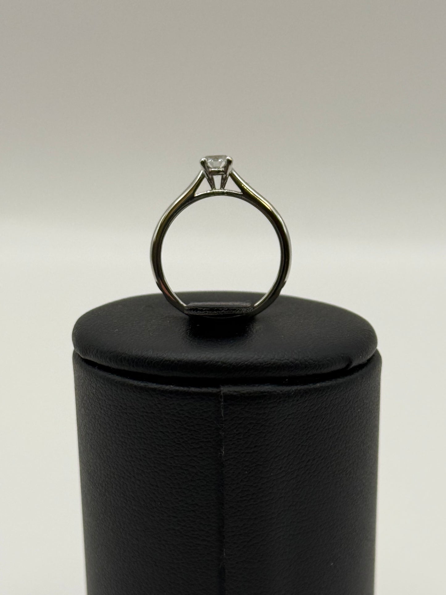 Bague Cartier en or blanc avec diamant certifié GIA – Qualité exceptionnelle