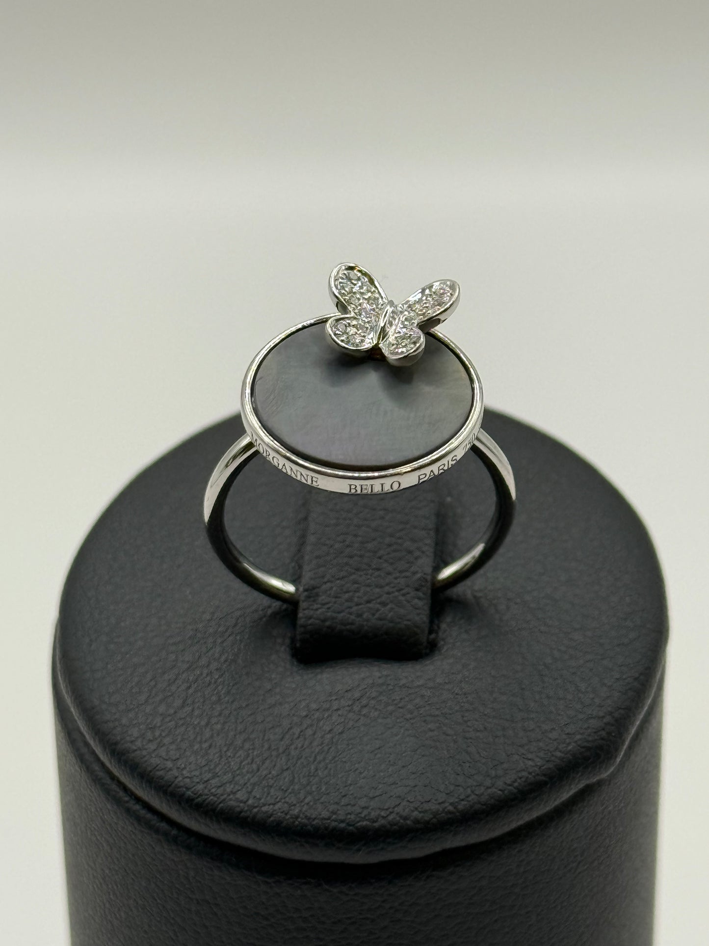 Bague Morgane Bello Paris en or blanc, nacre et papillon pavé de diamants - T54