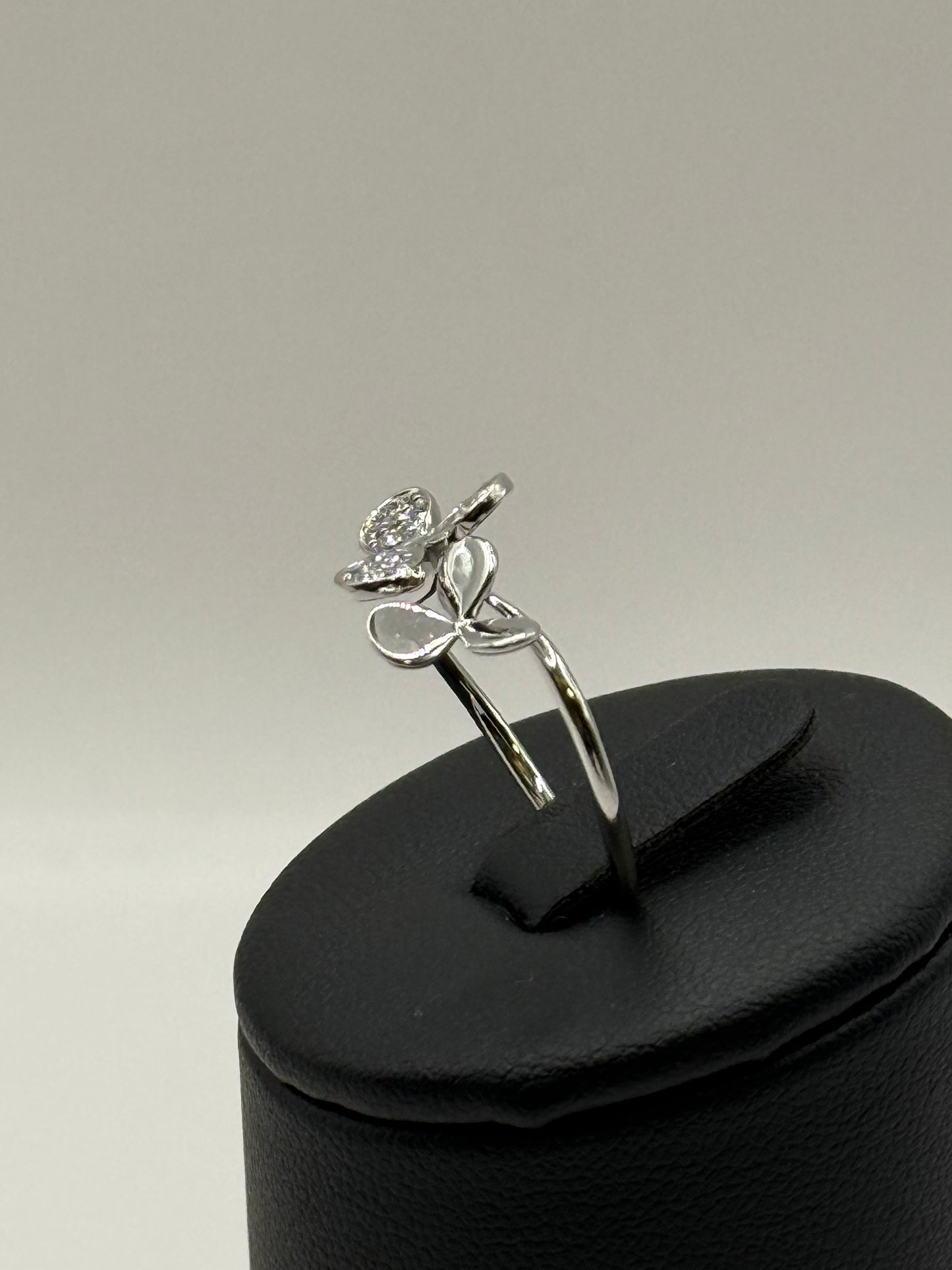 Bague en or blanc 750 avec motif fleur serti de diamants – 0.17 ct- t54