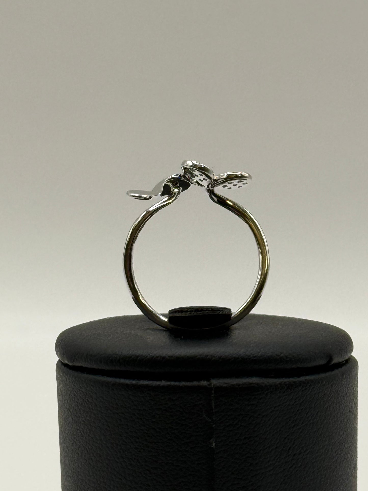 Bague en or blanc 750 avec motif fleur serti de diamants – 0.17 ct- t54