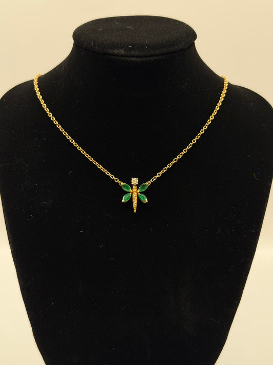 Collier en or jaune avec pendentif libellule émeraudes et diamants