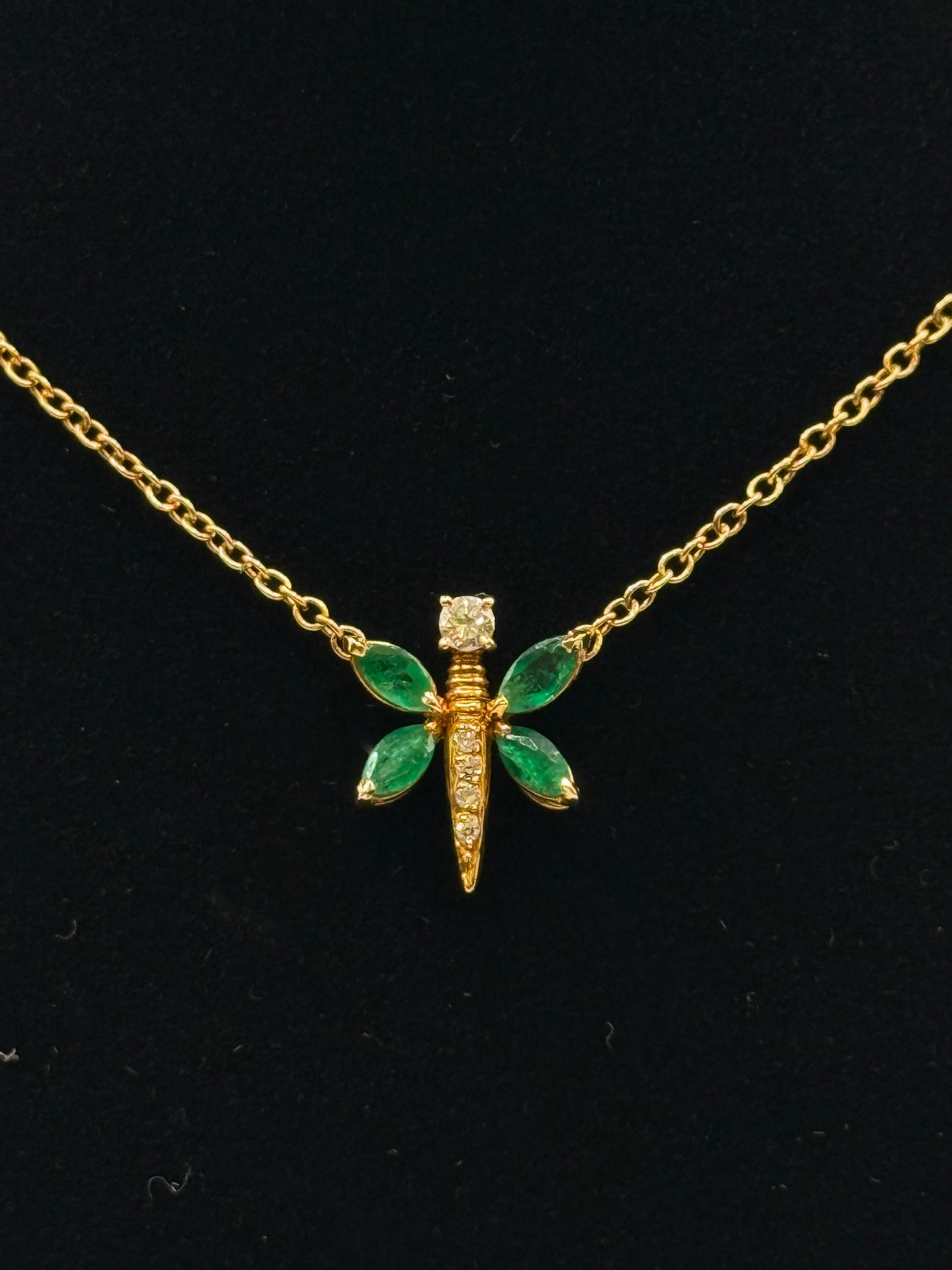 Collier en or jaune avec pendentif libellule émeraudes et diamants