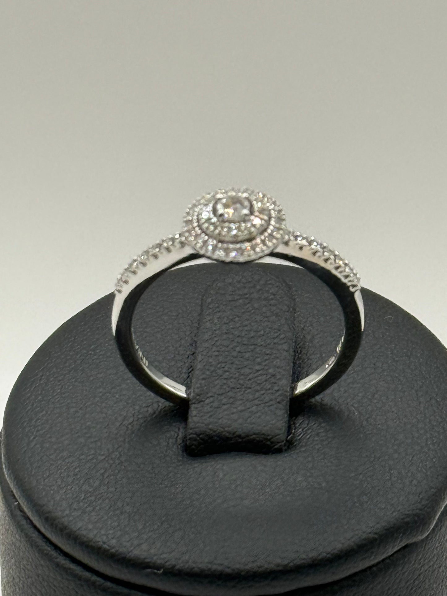 Bague halo en or blanc et diamants – Taille 56