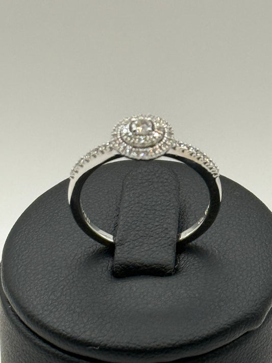 Bague halo en or blanc et diamants – Taille 56