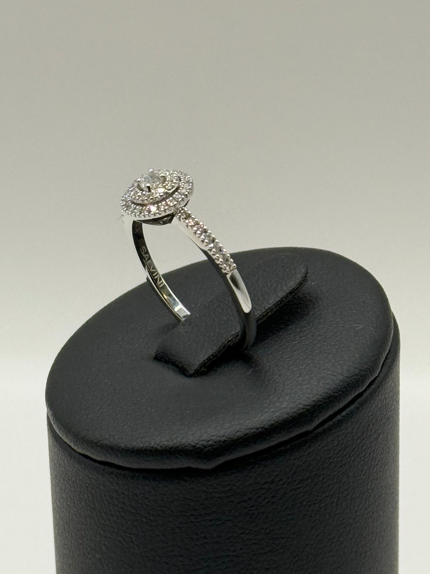 Bague halo en or blanc et diamants – Taille 56