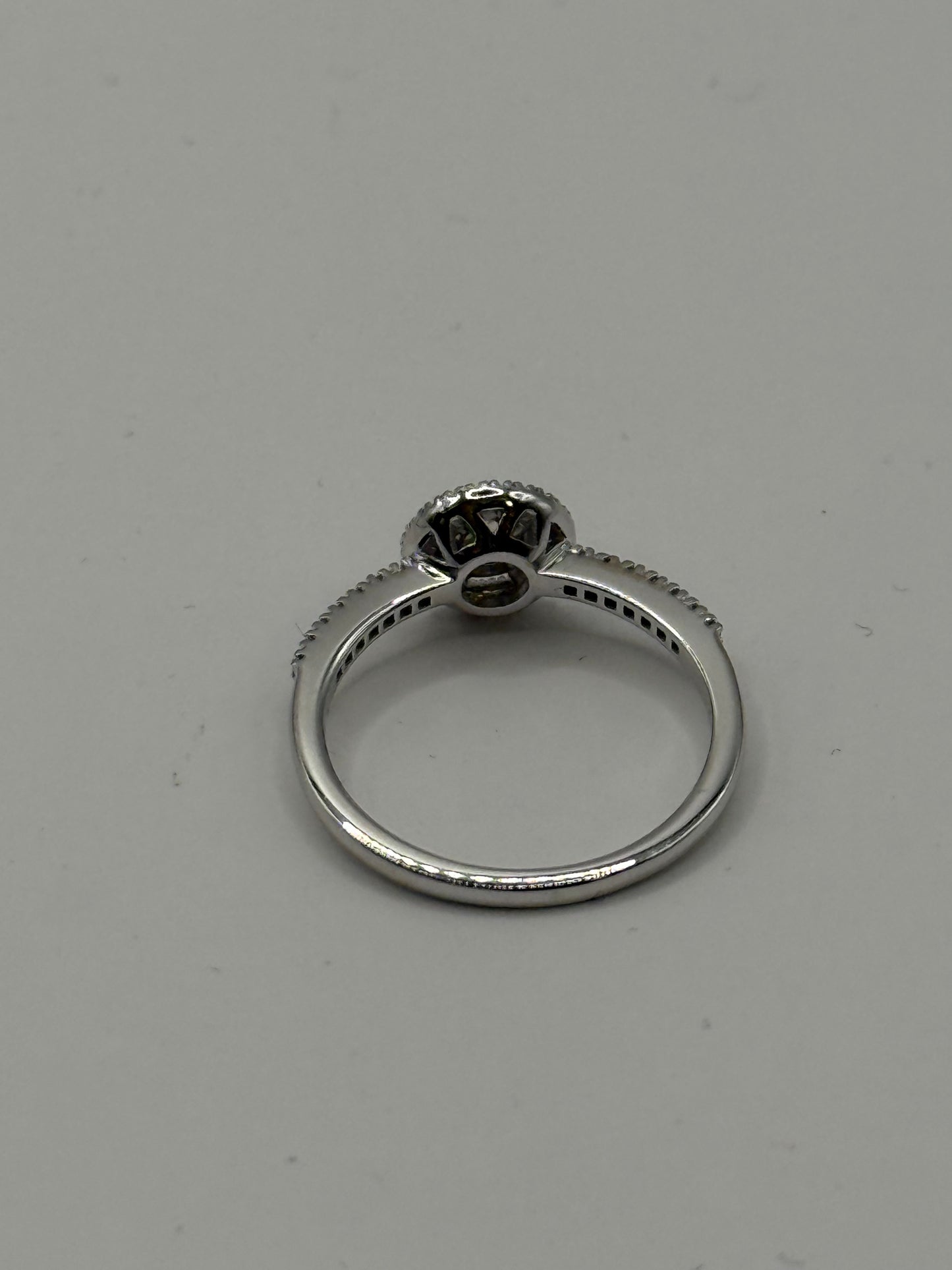 Bague halo en or blanc et diamants – Taille 56