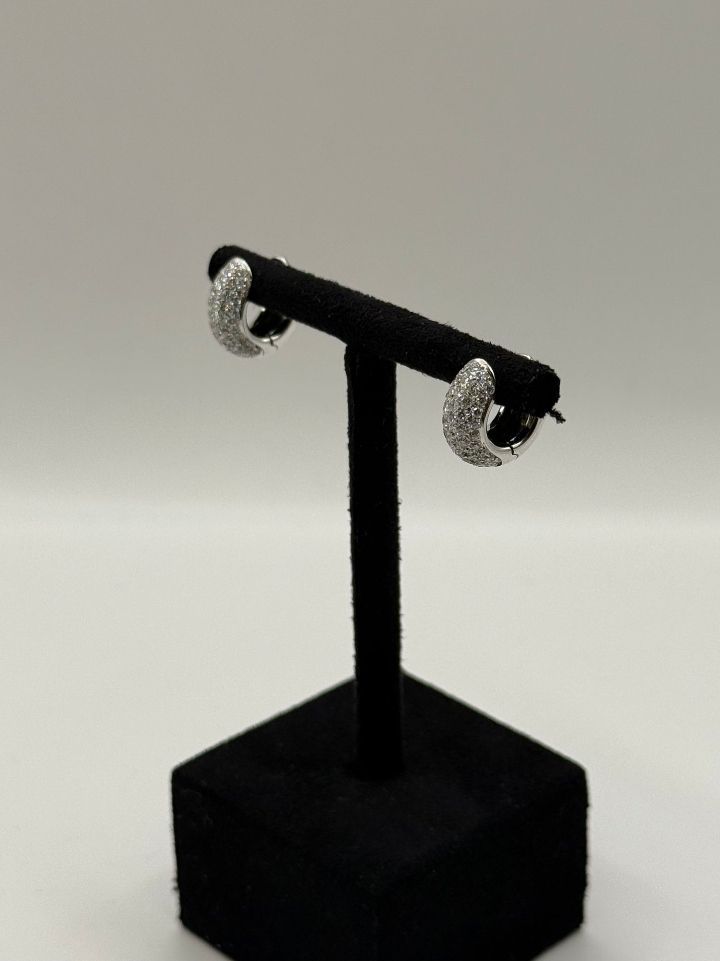 Boucles d’oreilles créoles pavées en diamants