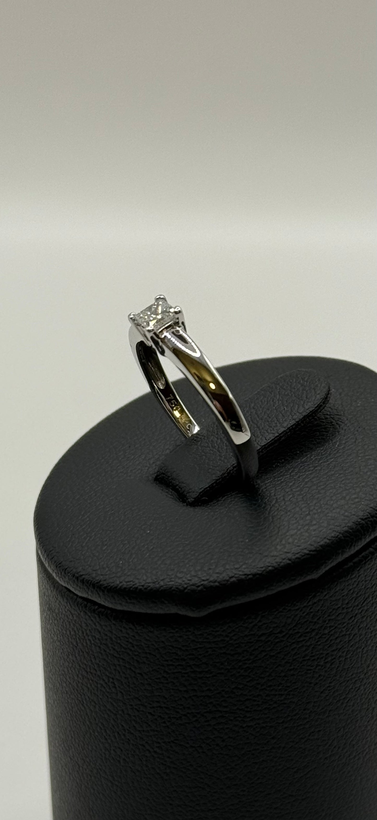 Bague Solitaire en Or Blanc 18K – Diamant 0.25 ct – Taille 51