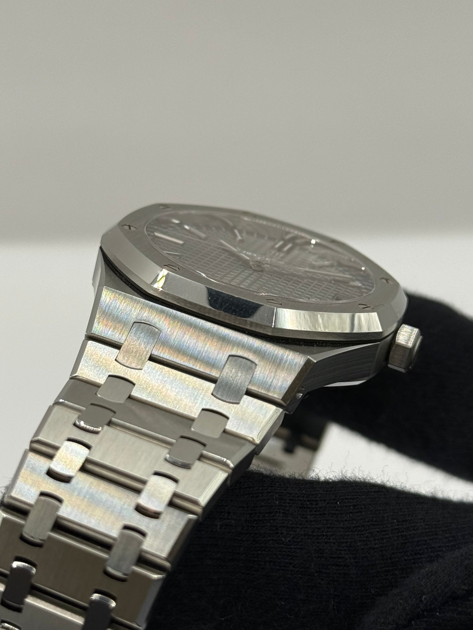 Audemars Piguet Royal Oak  15500ST.OO.1220ST.02 41mm montre de luxe vue 4