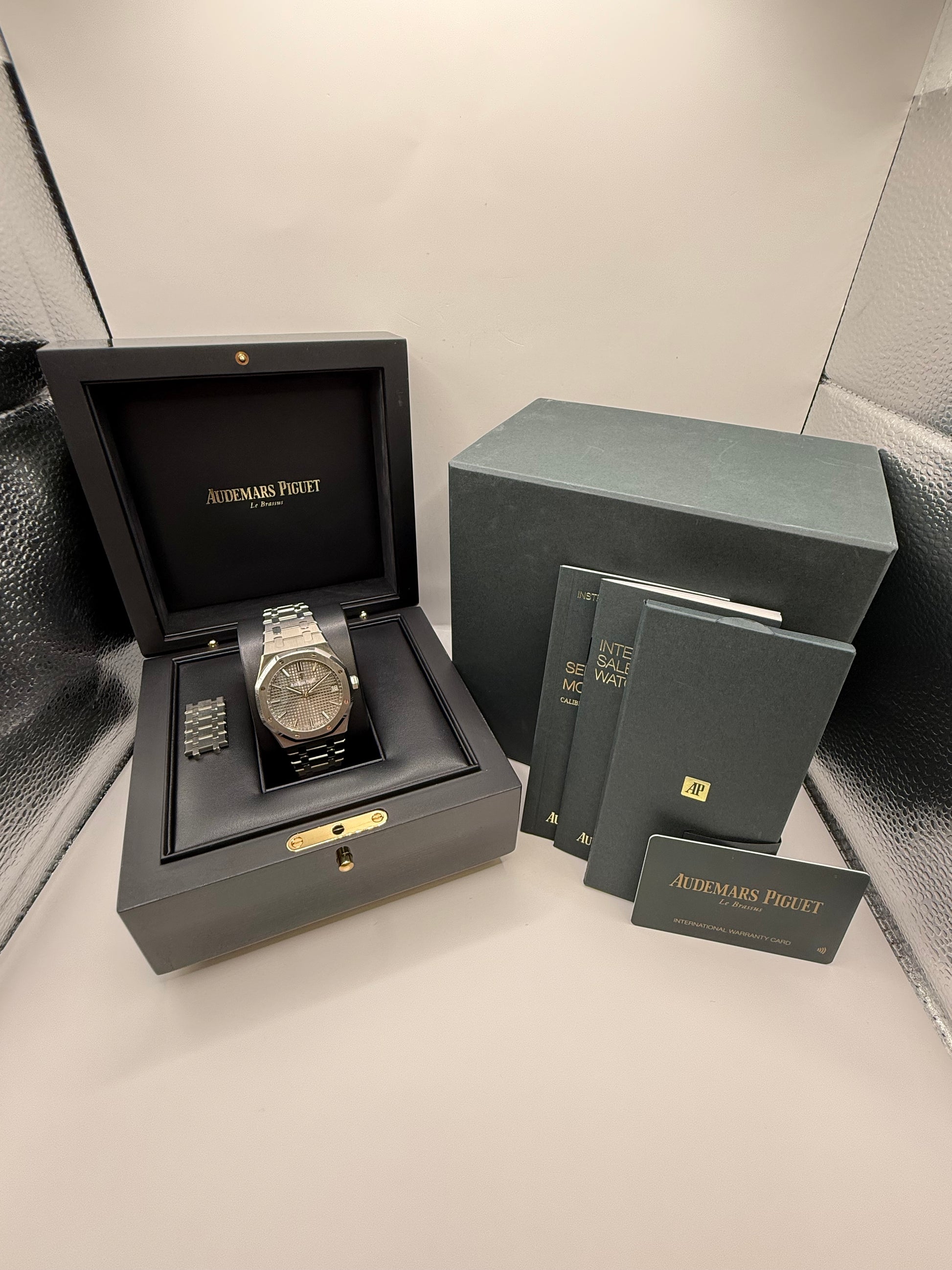 Audemars Piguet Royal Oak  15500ST.OO.1220ST.02 41mm montre de luxe vue 8