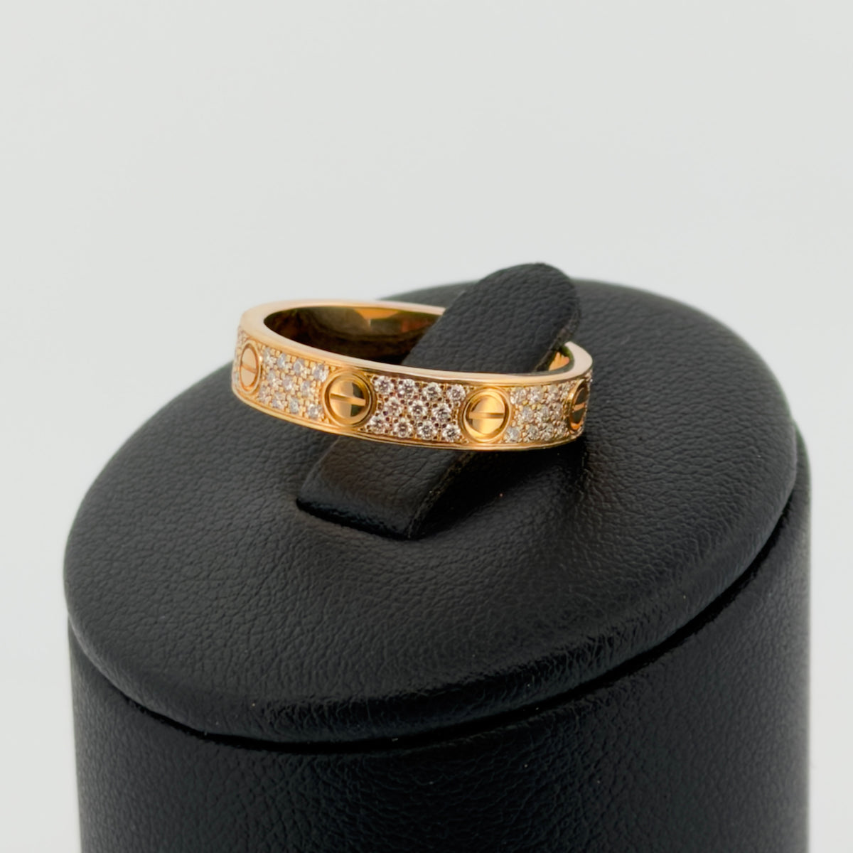 Bague cartier Love small Pavée diamant taille 52 or 18 carats bijou de luxe vue 2