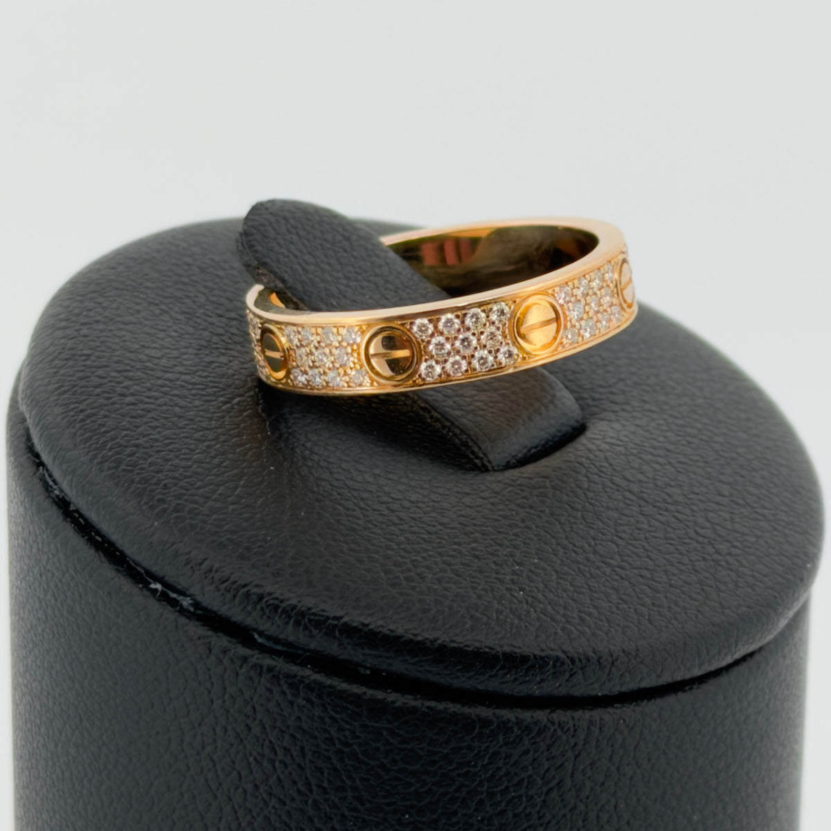 Bague cartier Love small Pavée diamant taille 52 or 18 carats bijou de luxe vue 3