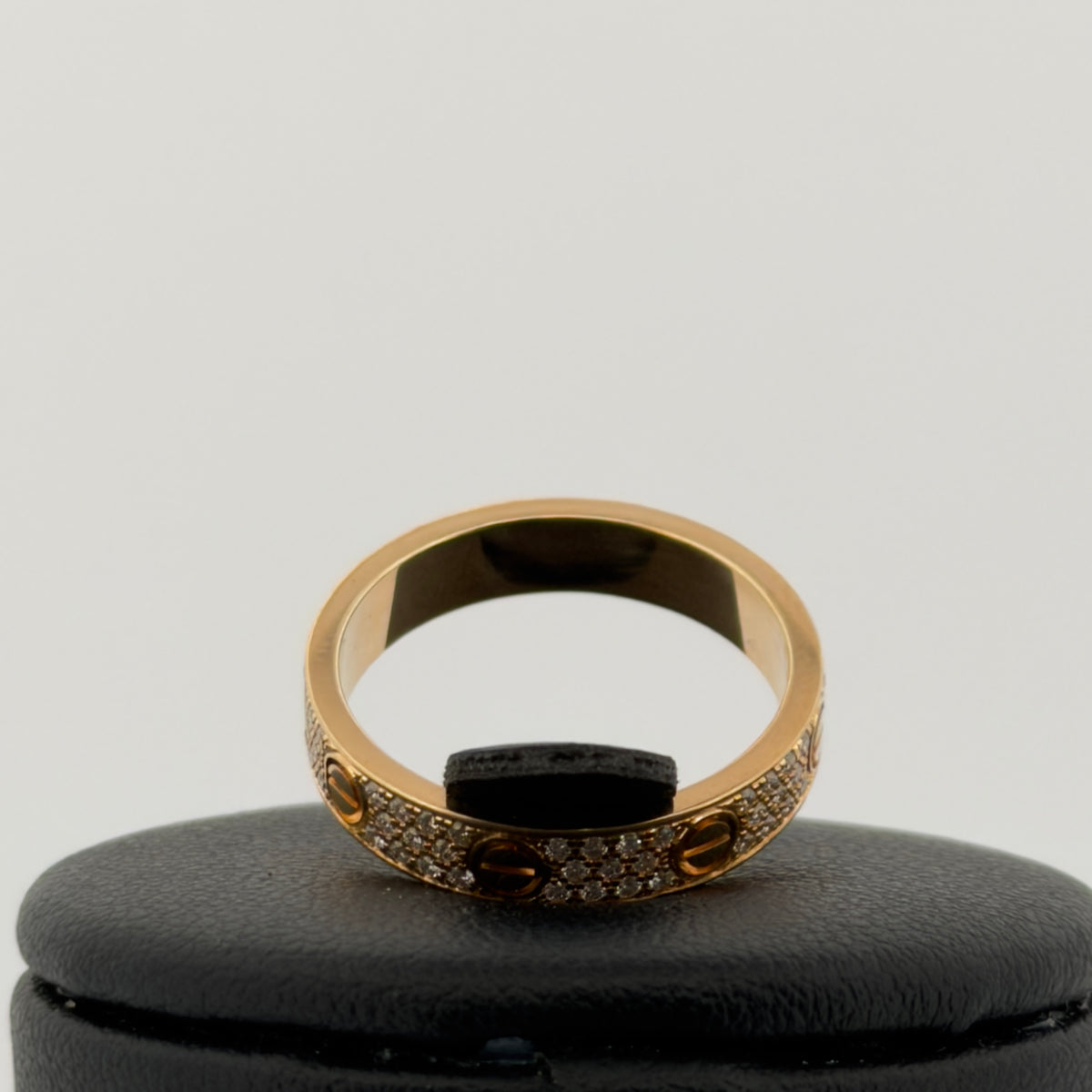 Bague cartier Love small Pavée diamant taille 52 or 18 carats bijou de luxe vue 4