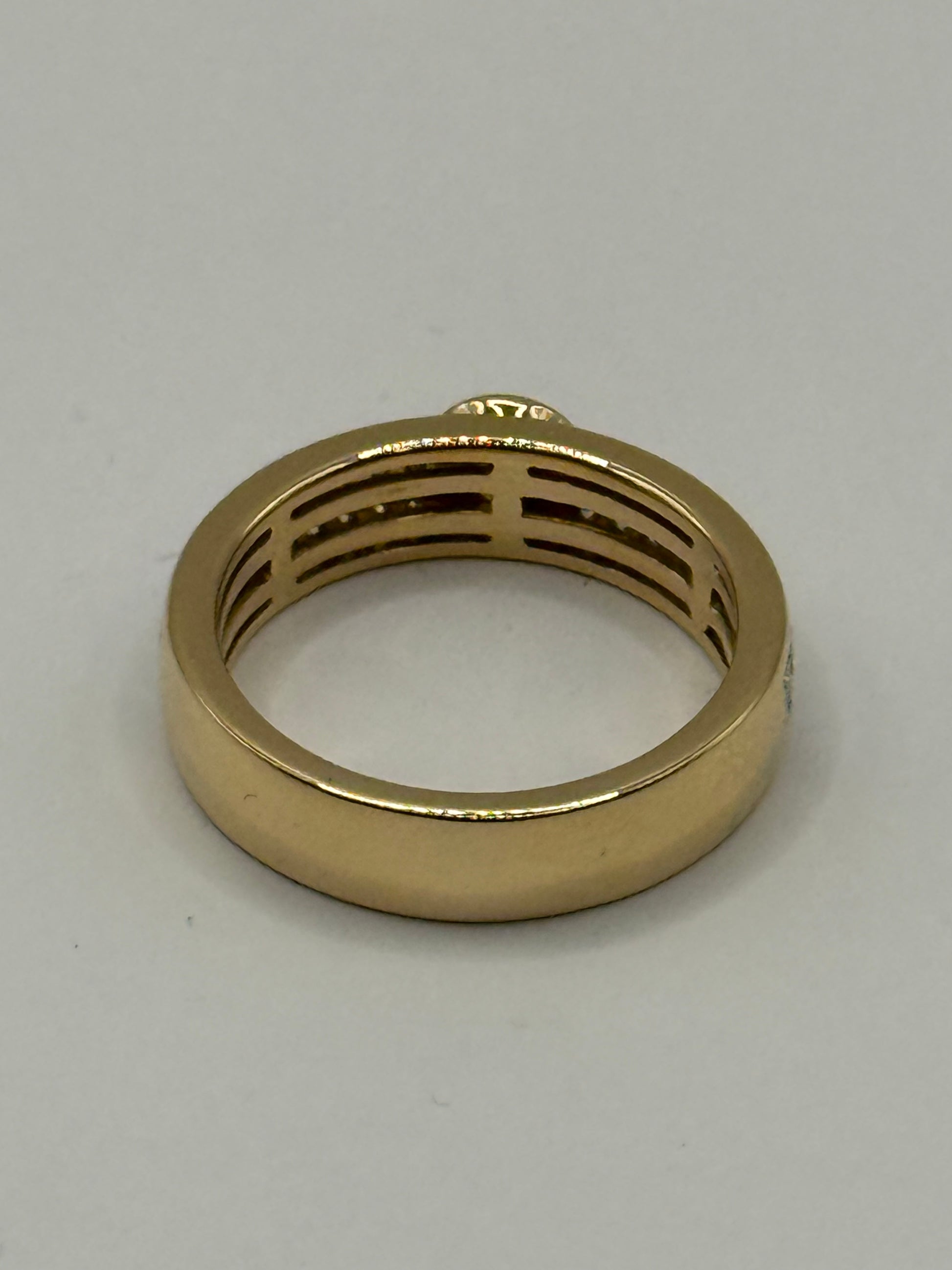 Bague diamant 0,75 H SI taille 56 or 18 carats bijou de luxe vue 4