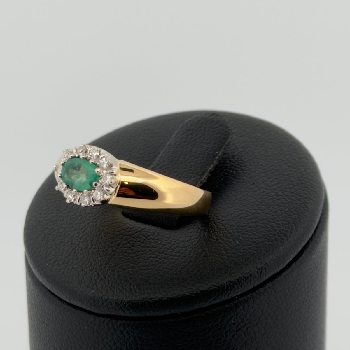 Bague Emeraude et Diamants  Émeraude taille 53,5 or 18 carats bijou de luxe vue 2