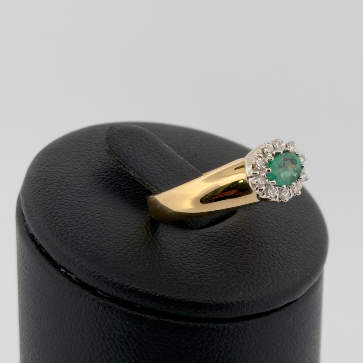 Bague Emeraude et Diamants  Émeraude taille 53,5 or 18 carats bijou de luxe vue 3