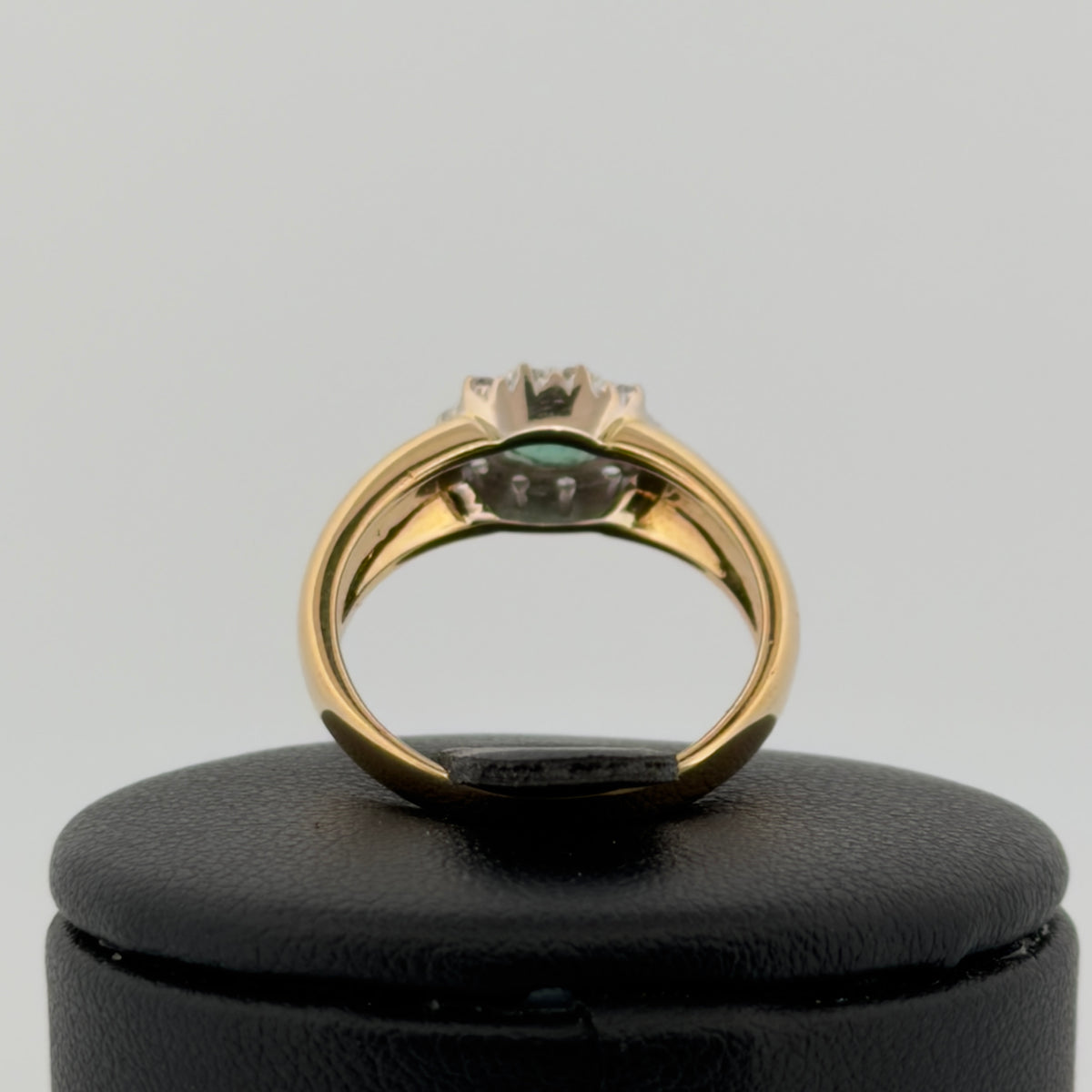 Bague Emeraude et Diamants  Émeraude taille 53,5 or 18 carats bijou de luxe vue 4
