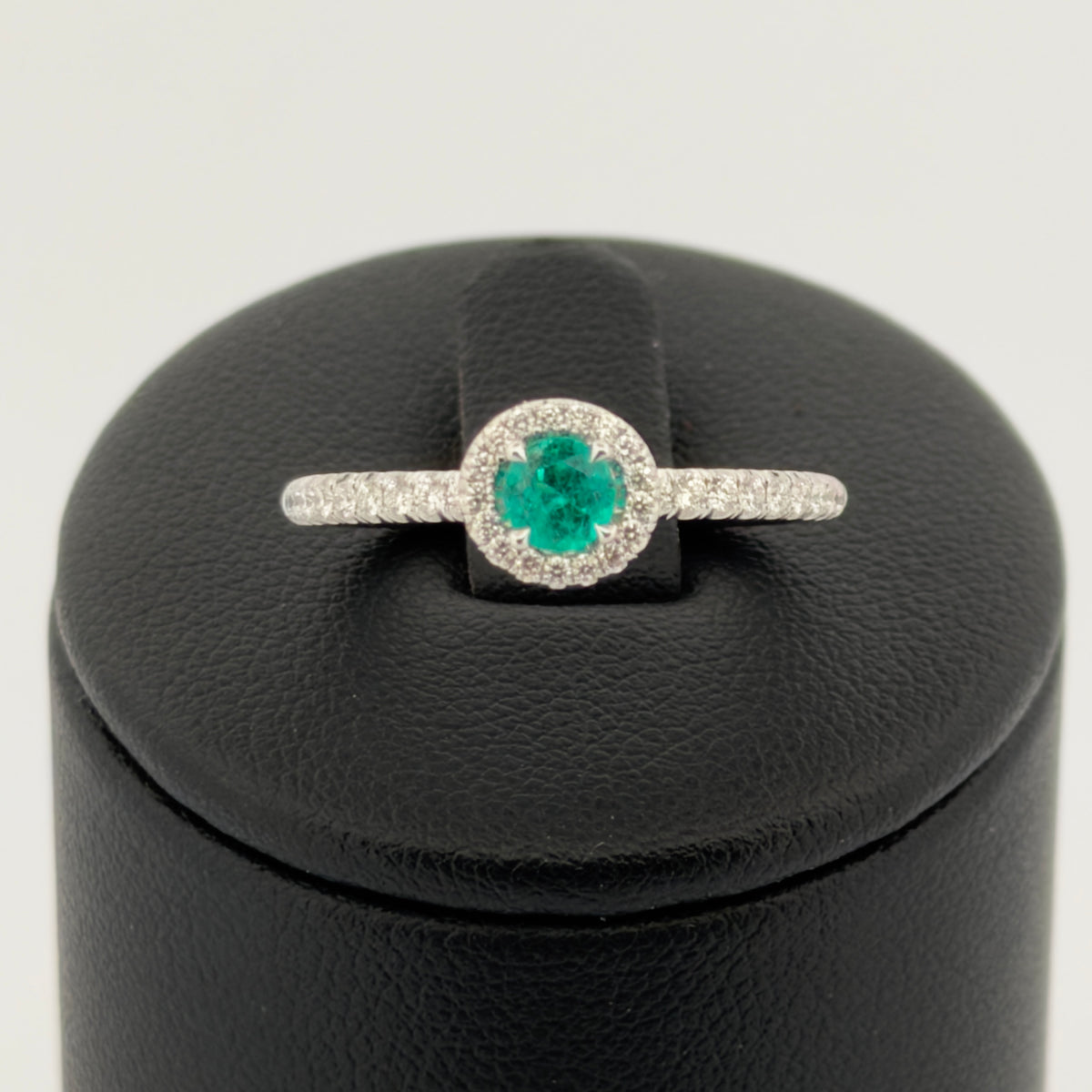 Bague Emeraude et Diamants  Émeraude taille 55 or 18 carats bijou de luxe
