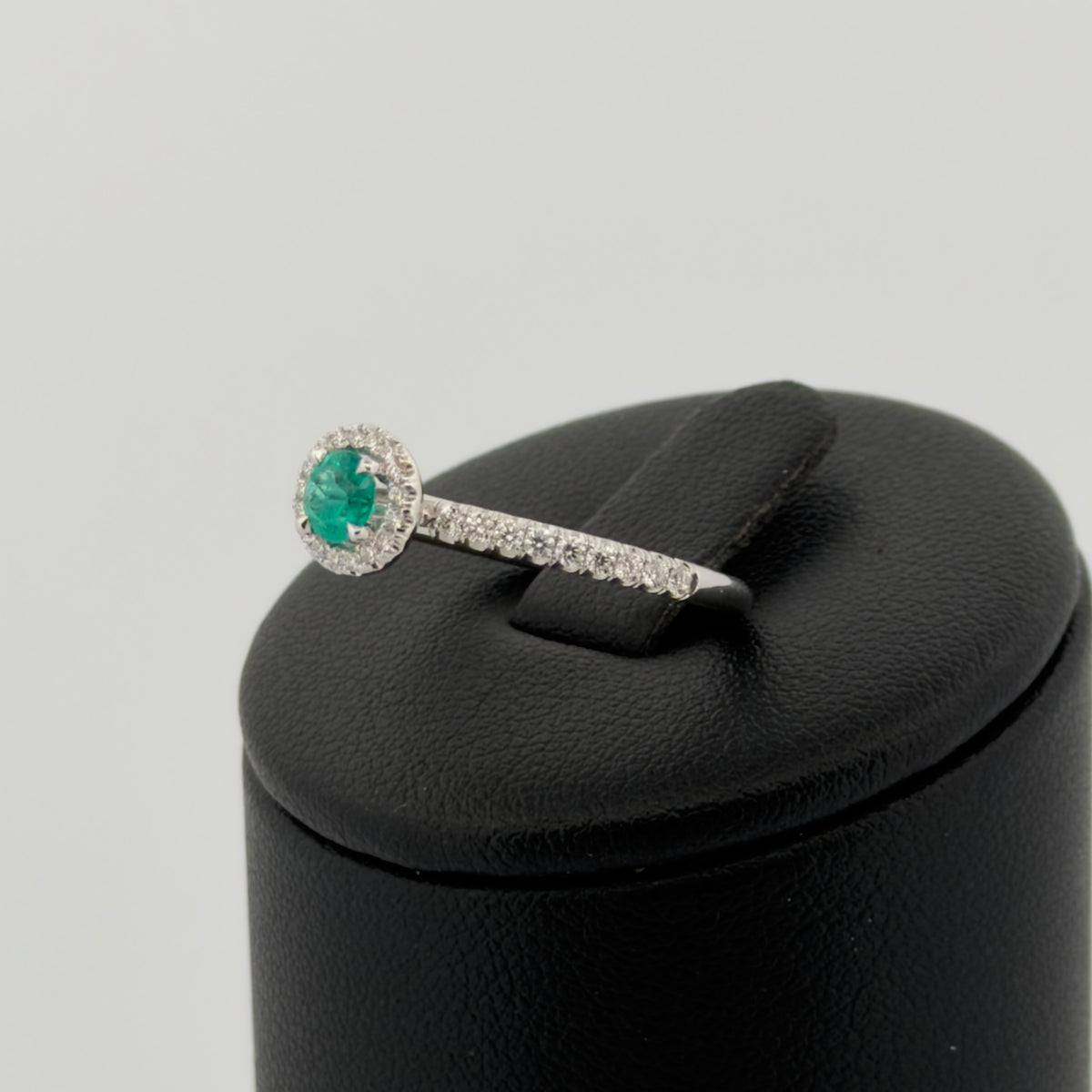 Bague Emeraude et Diamants  Émeraude taille 55 or 18 carats bijou de luxe vue 2