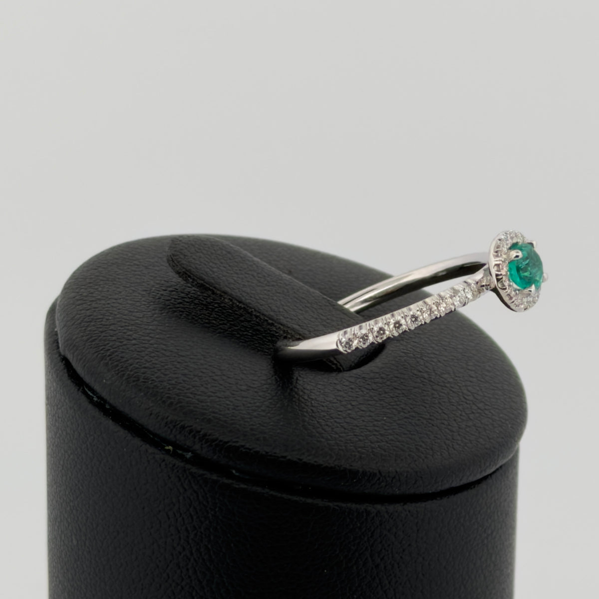 Bague Emeraude et Diamants  Émeraude taille 55 or 18 carats bijou de luxe vue 3