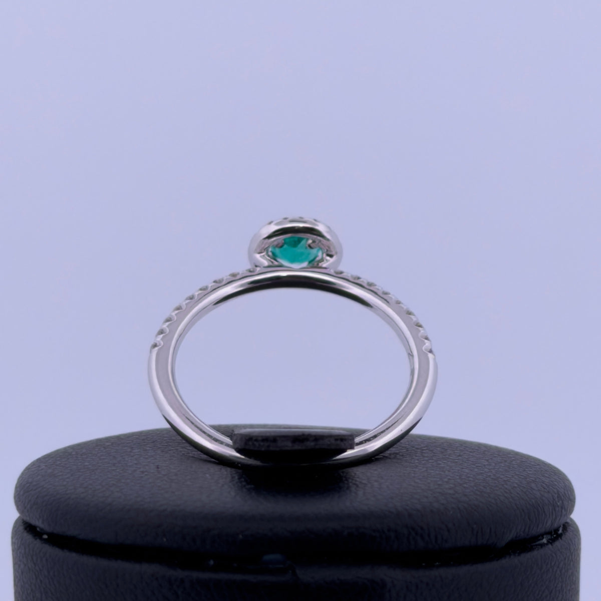 Bague Emeraude et Diamants  Émeraude taille 55 or 18 carats bijou de luxe vue 4