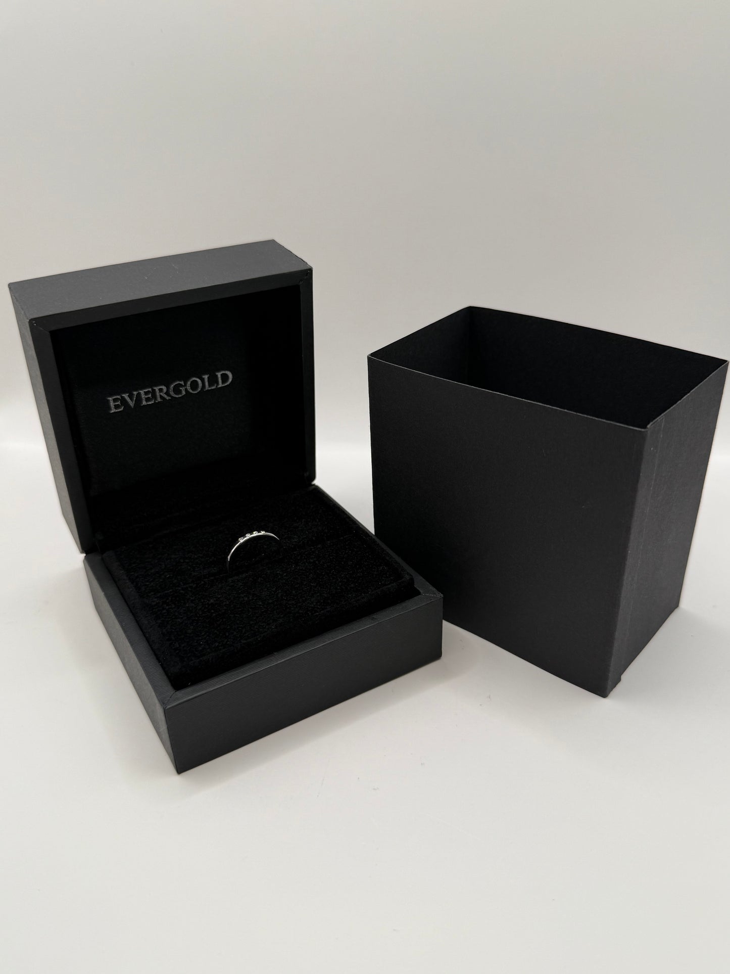 Bague en or blanc 18 carats et diamants  taille 53 bijou de luxe vue 4
